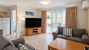 Smart TV - Cape View TwentyTwo – a modern 2-bedroom, 2-bathroom villa (Broadwater)