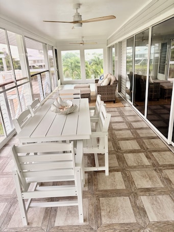 お食事. 3BR Coastal retreat in peaceful Bokeelia with pool, bikes, ping pong and fishing
