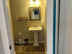 Shower, hair dryer, towels, toilet paper - EAGLES NEST #1 AT SUN PERCH VILLAS. BEAUTIFUL VIEWS OF FALSE RIVER! (Ventress)