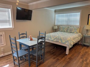 3 bedrooms, iron/ironing board, internet, bed sheets