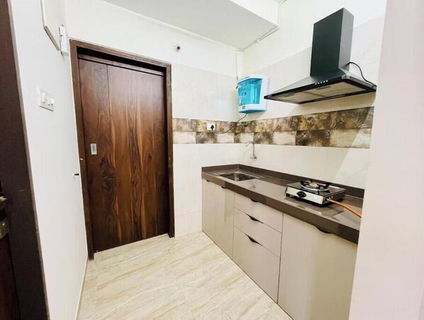 Private kitchen - 1BHK suite by THE BNB STAY at Malad West (Mumbai)