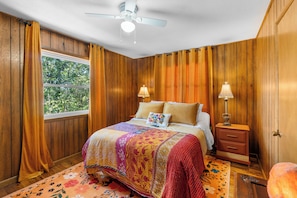 3 habitaciones, escritorio y tabla de planchar con plancha