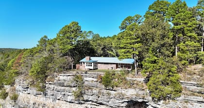 Retro River View Home in Calico Rock
