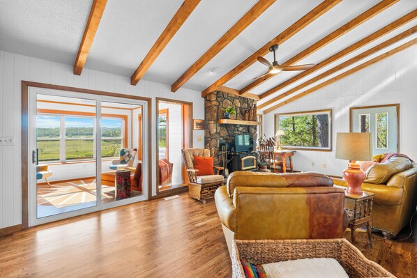 تلفزيون ذكي، مدفأة، كُتُب