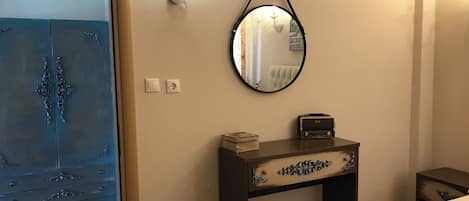 Departamento, vista al jardín | Ropa de cama de alta calidad y caja de seguridad en la habitación