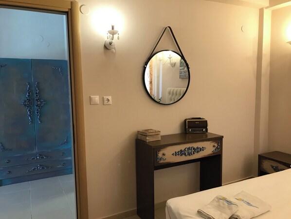Apartment, Garden View | Peralatan tempat tidur premium, peti besi dalam bilik 
