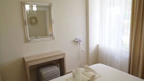 Familie appartement, uitzicht op tuin | Luxe beddengoed, een kluis op de kamer, een strijkplank/strijkijzer