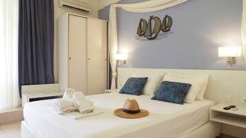 Apartamento superior, para não fumantes, vista para o jardim | Roupas de cama premium, cofres nos quartos