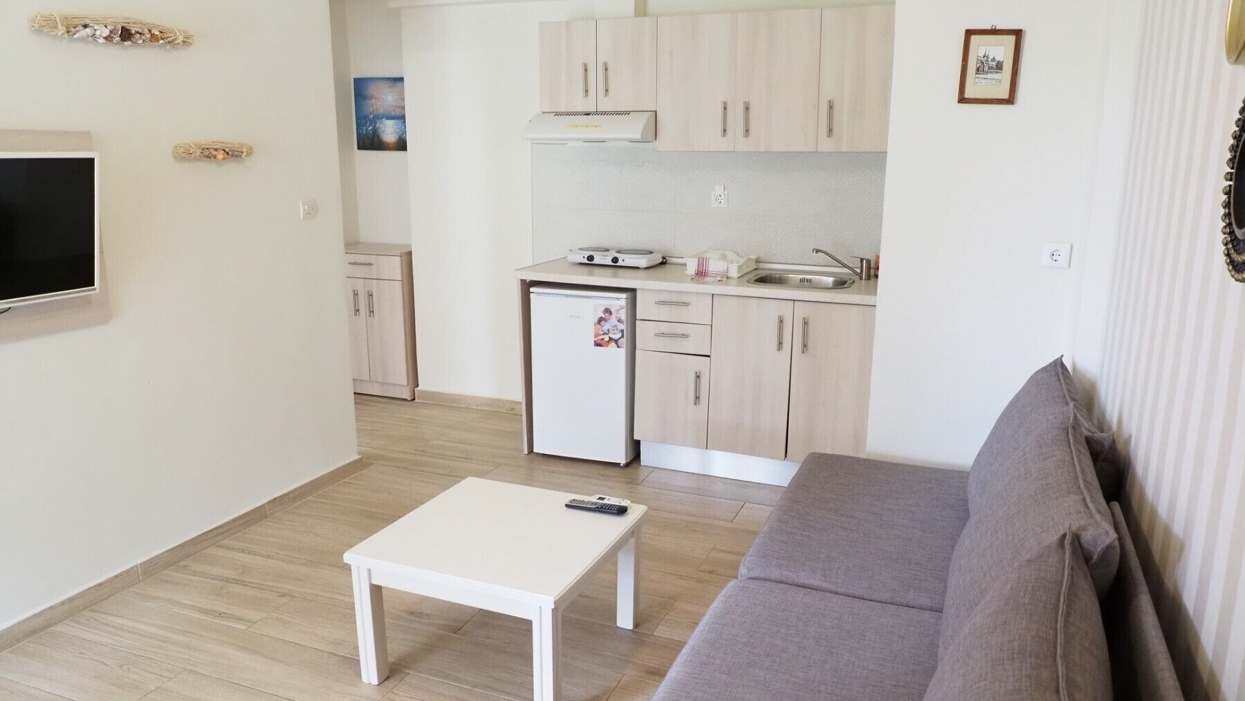 Apartamento família, vista para o jardim | Área de estar | TV