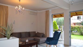 Apartamento, vista para o jardim | Área de estar | TV