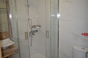 Apartment, Gartenblick | Badezimmer | Hydromassagedusche, Haartrockner, Handtücher, Toilettenpapier