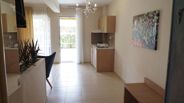 Apartment, Gartenblick | Wohnbereich | Fernseher