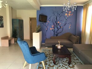Appartement, uitzicht op tuin | Woonruimte | Televisie