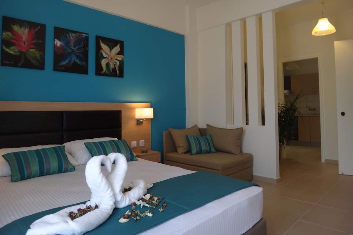 Superior Studio, Garden View | Peralatan tempat tidur premium, peti besi dalam bilik