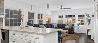 SUNSET BEACH HAVEN - Walk to the Beach & Restaurants, FREE PARKING