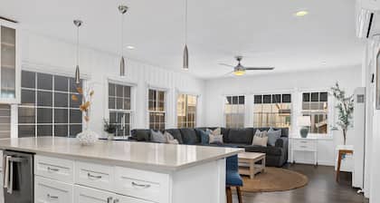 SUNSET BEACH HAVEN - Walk to the Beach & Restaurants, FREE PARKING