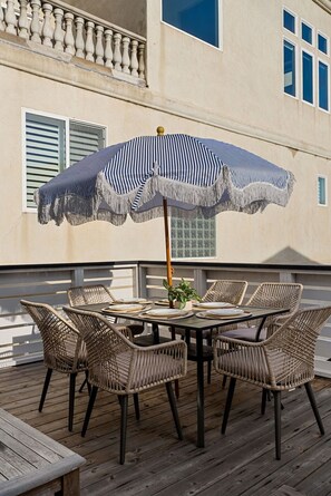 Outdoor dining - NEW! SURFSIDE HAVEN - Modern Beach Retreat in the Heart of Sunset Beach (Huntington Beach)