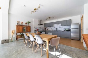 Frigorífic, microones, forn i placa de cuina 