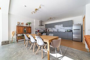 Kylskåp, mikrovågsugn, ugn och spishäll