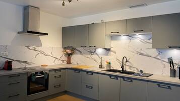 Micro-ondes, four, plaque de cuisson, lave-vaisselle