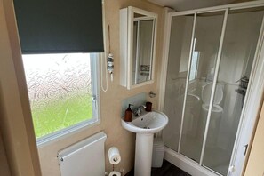 Shower, hair dryer - 2 Bedroom Caravan - Sleeps 6 - Parking, Seaside (Abergele)