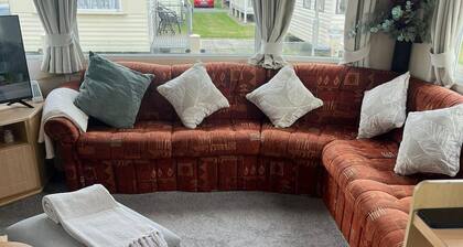 2 Bedroom Caravan - Sleeps 6 - Parking, Seaside