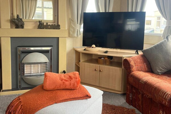 Fireplace - 2 Bedroom Caravan - Sleeps 6 - Parking, Seaside (Abergele)
