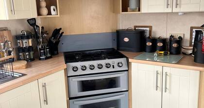 2 Bedroom Caravan - Sleeps 6 - Parking, Seaside
