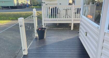 2 Bedroom Caravan - Sleeps 6 - Parking, Seaside
