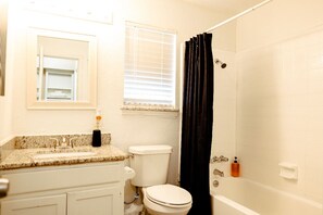 Hair dryer, towels, soap, toilet paper -
Cozy - Relaxation 1-Bedroom Retreat by Arlington Stadium.
(Arlington)