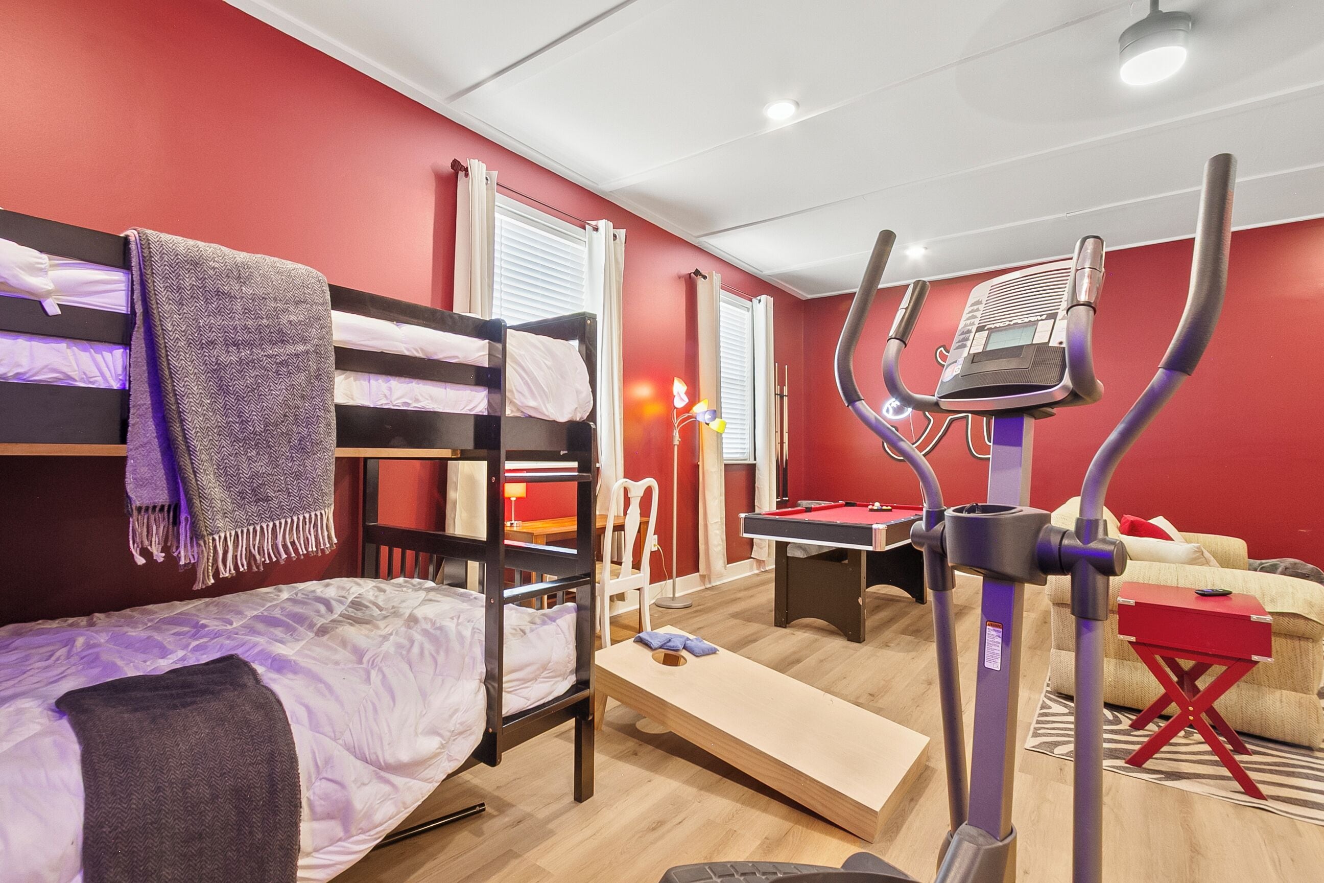 4 bedrooms, iron/ironing board, WiFi, bed sheets