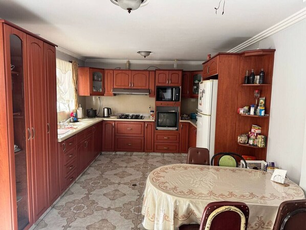 Frigorífico, microondas, horno y placa de cocina