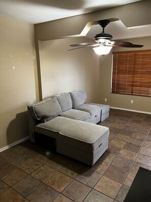 Una televisión, una chimenea