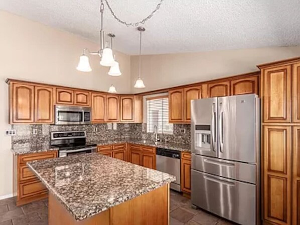 Køleskab, mikrobølgeovn, ovn, kogeplade