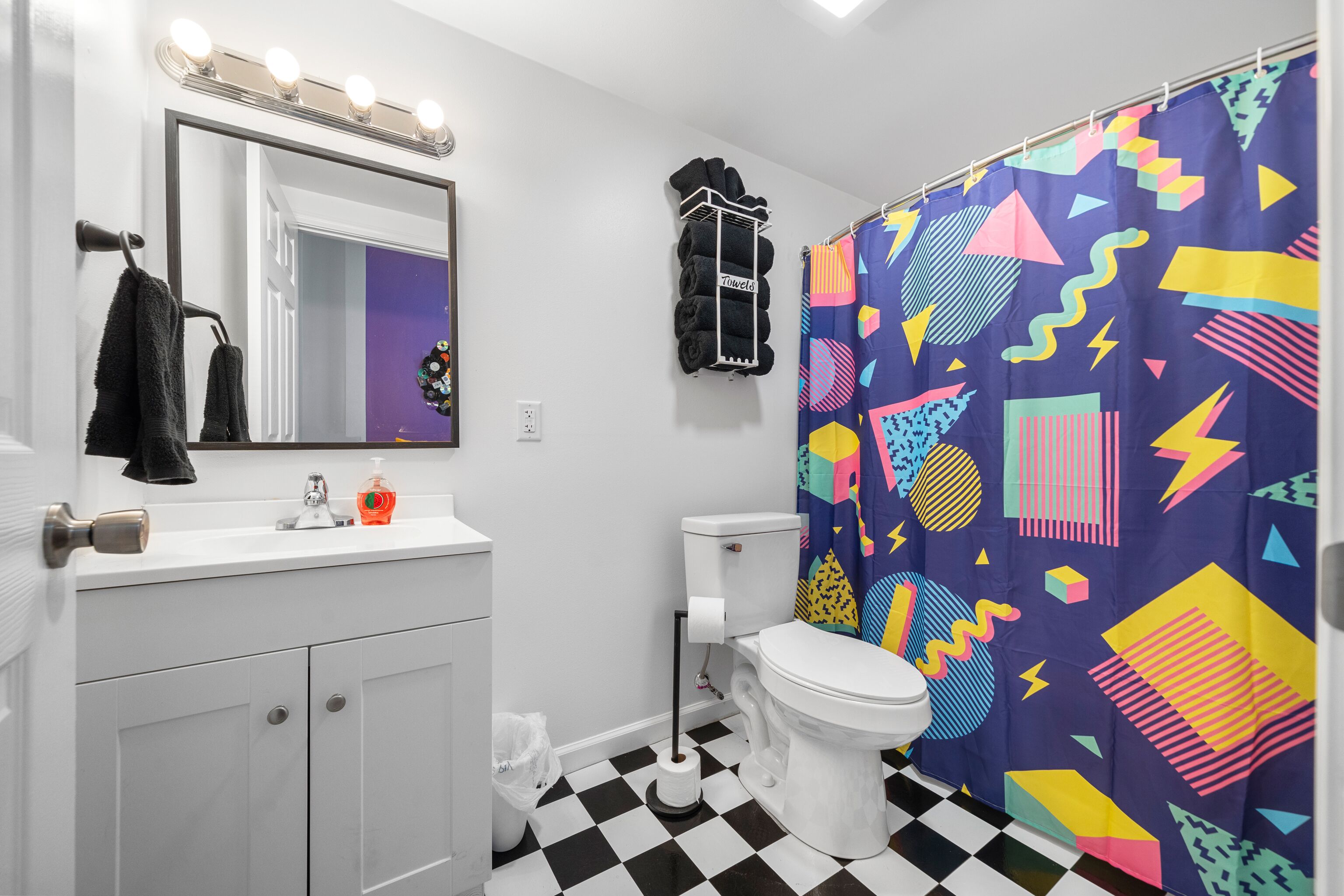 Secadora de cabello, toallas, jabón, papel de baño 