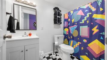 Secadora de cabello, toallas, jabón, papel de baño