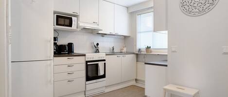 Een koelkast, een magnetron, een oven, een kookplaat