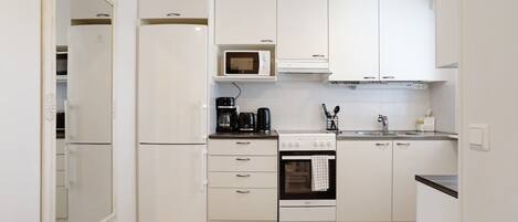 Réfrigérateur, four à micro-ondes, un four, surface de cuisson