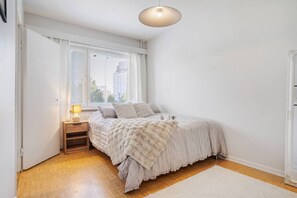 Desk, WiFi, bed sheets