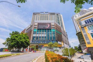Un edificio de varios pisos con un letrero llamativo que dice 'Paradigm'.