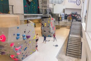 Un centro de escalada en roca con varias paredes de escalada y una escalera.