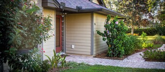  Garden Cottage Within Walking Distance to Downtown Brooksville