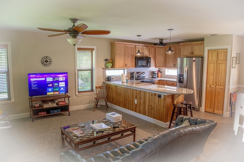  Garden Cottage Within Walking Distance to Downtown Brooksville