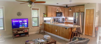 Garden Cottage Within Walking Distance to Downtown Brooksville