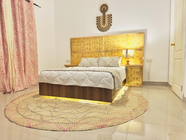 Deluxe Double Room, City View | Meja, ruang kerja komputer riba, Wi-fi percuma