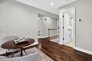4 habitaciones, tabla de planchar con plancha, wifi y ropa de cama