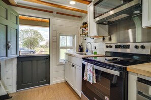 Fridge, microwave, stovetop, dishwasher - Cozy Couple’s Retreat w/ Porch on Bayou Teche! (New Iberia)