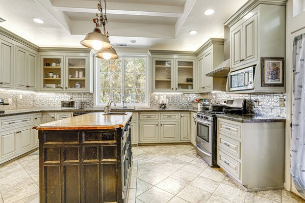 Fridge, microwave, stovetop, dishwasher