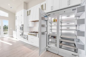 Fridge, microwave, oven, stovetop - Waterfront Luxury: Pool, Dock & Near Beach! (Marathon)