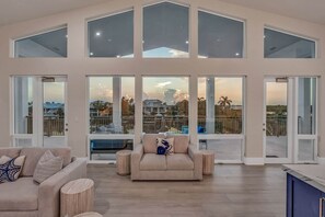 Living area - Waterfront Luxury: Pool, Dock & Near Beach! (Marathon)